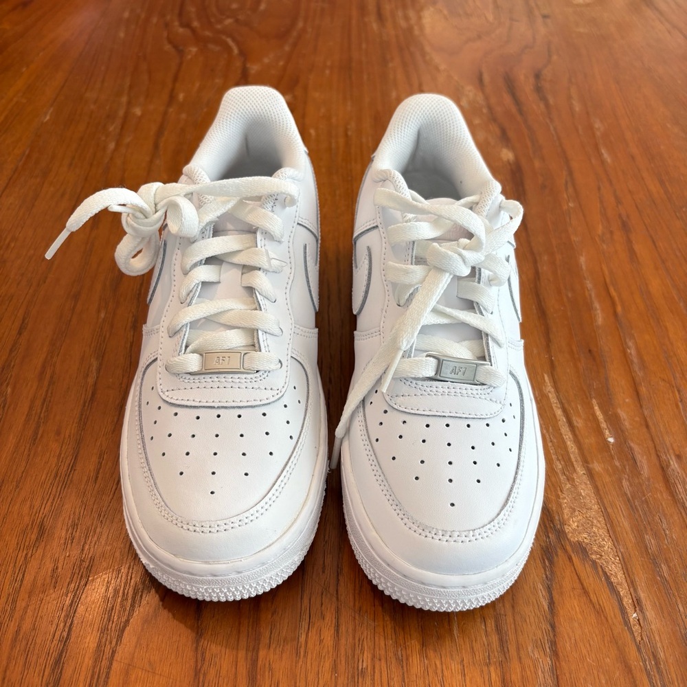 NWOB! Kids Nike Air Force 1 Low White Sneakers. Size 7 - Picture 2 of 6